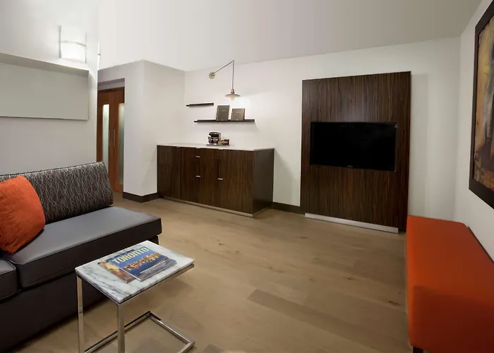 Hilton Toronto Airport Hotel & Suites